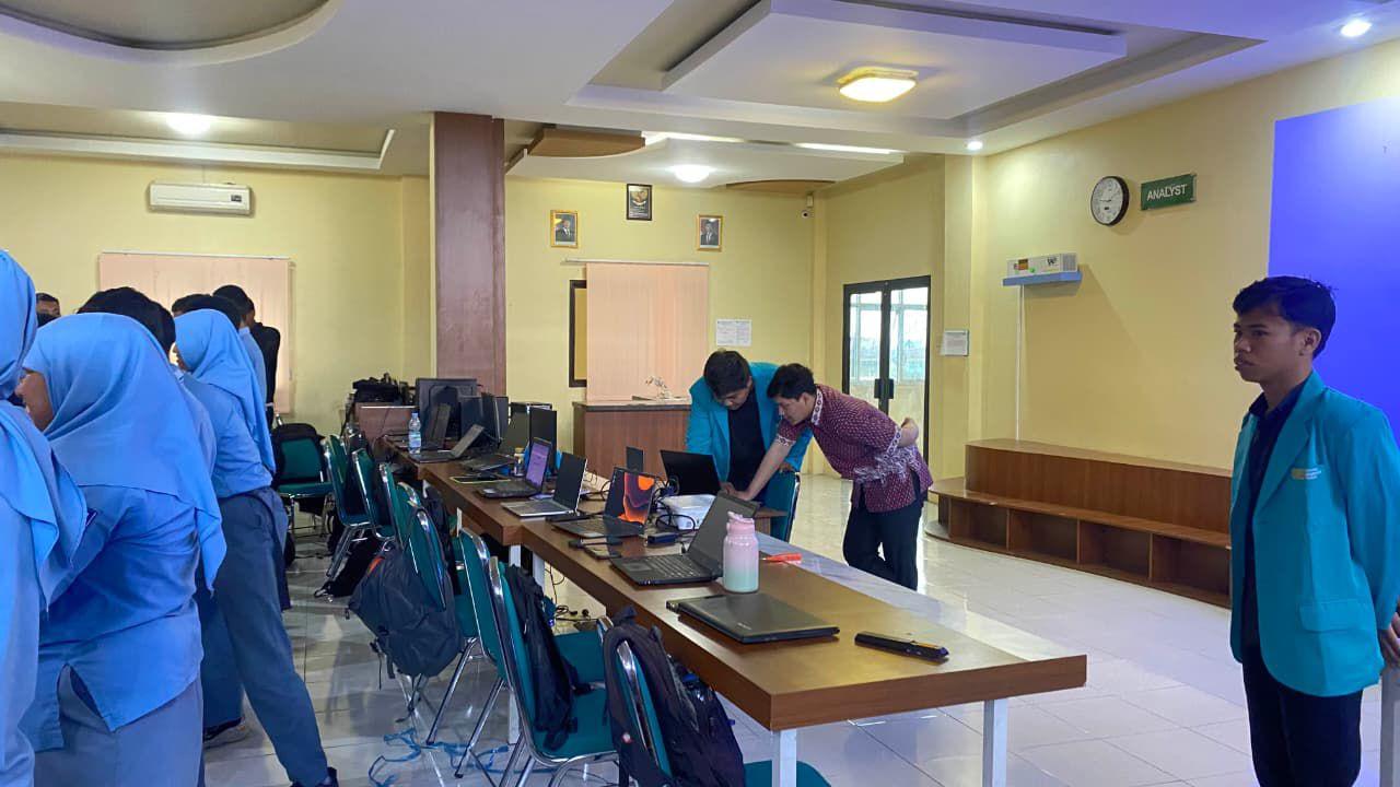 Pengenalan Website kepada Murid SMK Muhammadiyah 1 Sukoharjo oleh Mahasiswa Universitas Muhammadiyah Surakarta di M-ONE Solution: Edukasi Digital dan Dasar Pengembangan Website untuk Generasi SMK - Image 1