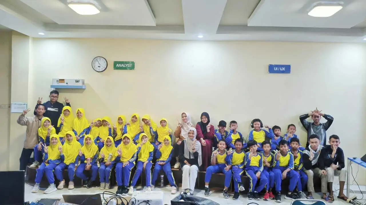 Meningkatkan Literasi Digital Sejak Dini: Serunya Ekstrakurikuler Coding Scratch di MIM Gayam Bersama Instruktur Ahli dari Tim M-ONE SOLUTION - Image 1